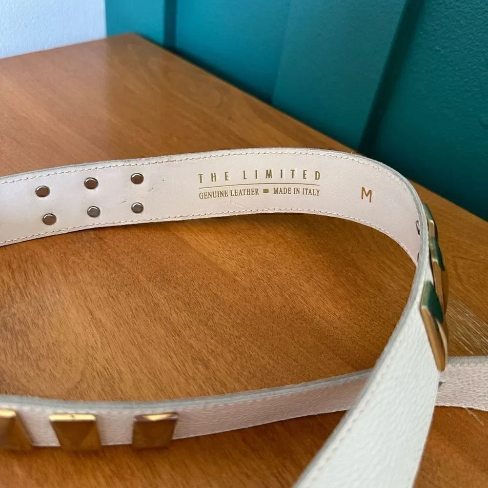 The Limited Women’s 80s Vintage White Pebbled Leather Large Gold Tone Oblong Stu